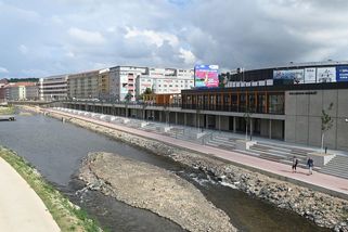 Opilci utnuli romantickou procházku dvojice po brněnské náplavce. Muže zbili a hodili do řeky - Novinky